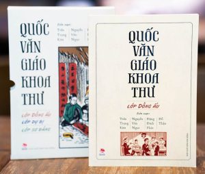 Quyển Ðồng ấu - Cours Enfantin dành cho học sinh lớp Năm, gồm 34 bài đầu dạy trẻ các chữ cái và đánh vần, 55 bài sau là các bài tập đọc.